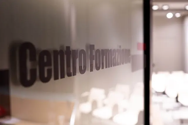 La porta a vetri del Centro Formazione dello studio