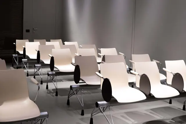 La sala corsi con le sedute bianche